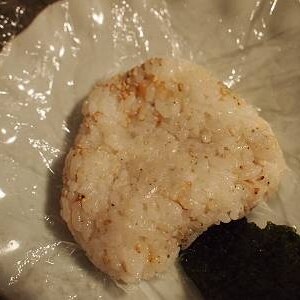 ❤カニカマと魚粉とごまの麺つゆおにぎり❤